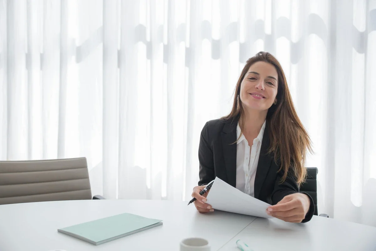 S’affirmer au travail : comment un coach reconversion professionnelle vous aide à prendre votre place avec confiance